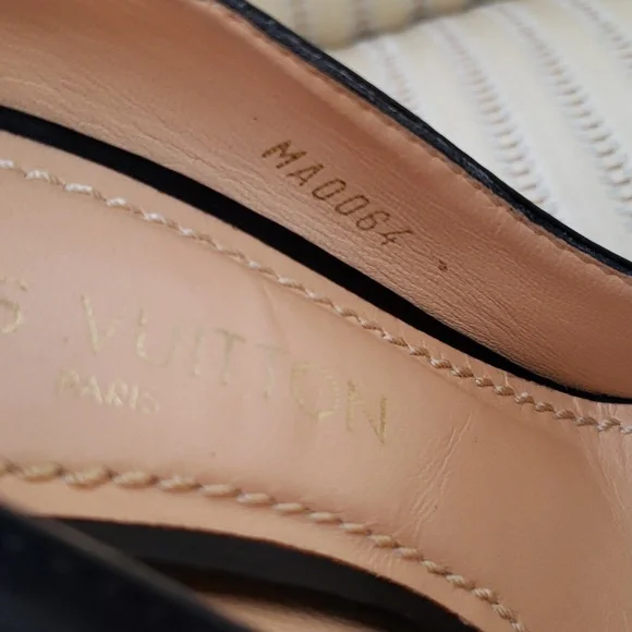 LOUIS VUITTON PUMPS WITH LV CUBE CHARM - Picture 5 of 11